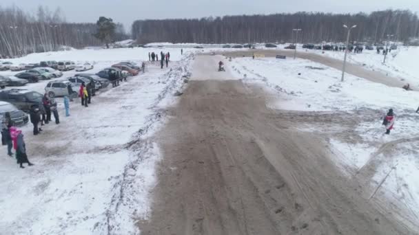 Carreras de motos de nieve en la temporada de invierno. Campeonato en motos de nieve enero 27, 2018 — Vídeos de Stock