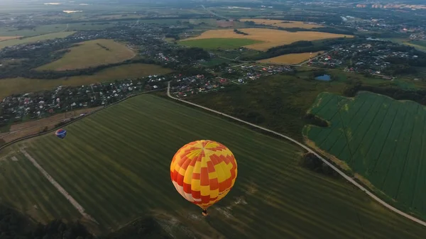 Az égen át egy mezőt hőlégballon. — Stock Fotó