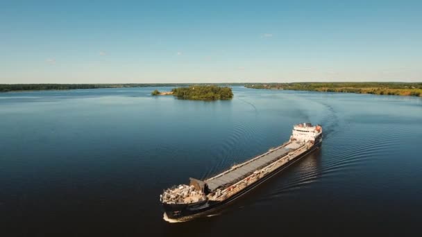 Aerial view: pråm vid floden. — Stockvideo