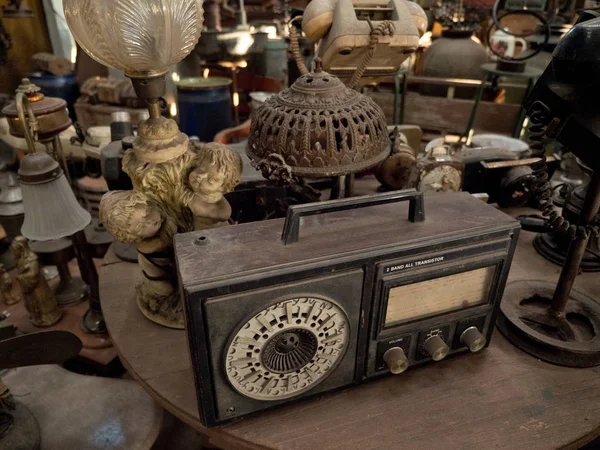 Rádio antigo na loja de antiguidades na Indonésia . — Fotografia de Stock