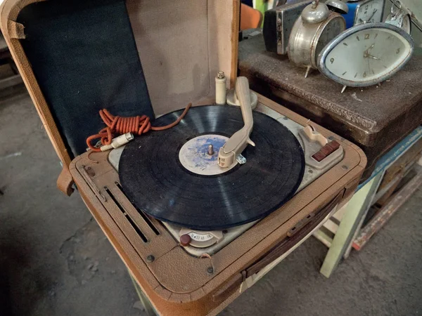 Retro portable turntable. — Stock Photo, Image