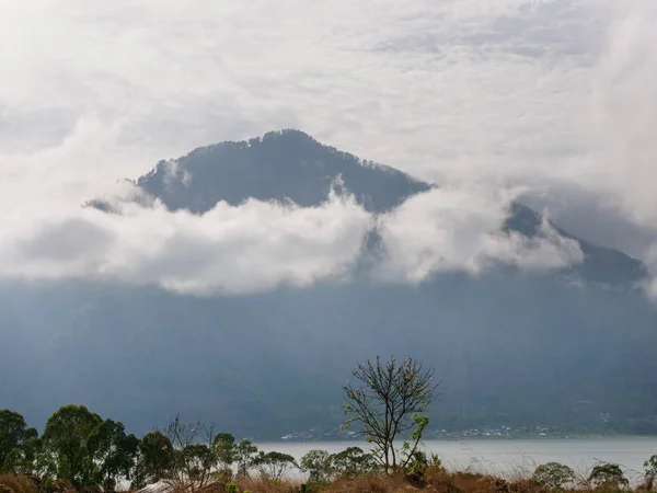 Lac dans le cratère du volcan. Batur, Bali — Photo