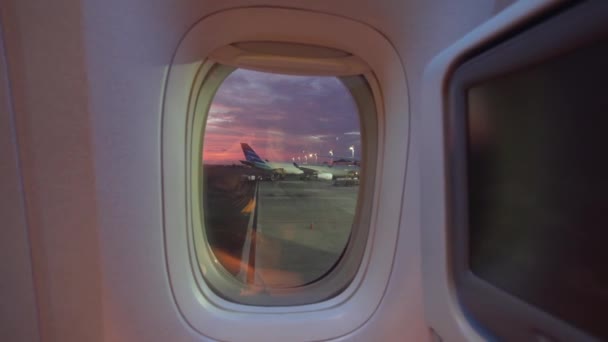 Vista de uma janela de avião. — Vídeo de Stock