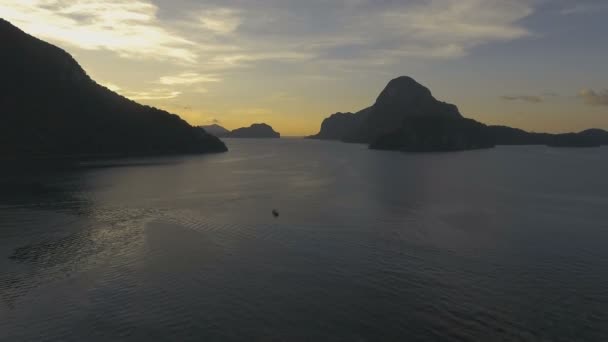 A bela baía ao pôr-do-sol. Vista aérea. — Vídeo de Stock