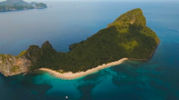 Spiaggia tropicale con barche, vista aerea. Isola tropicale . — Video Stock