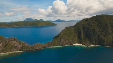 Tropik ada ve kumlu plajları, havadan görünümü. El Nido