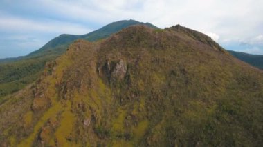 Tropikal orman dağlarda. Camiguin Adası Filipinler.