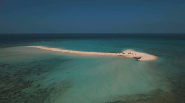Havadan görünümü güzel plaj tropikal adada. Camiguin Adası Filipinler.