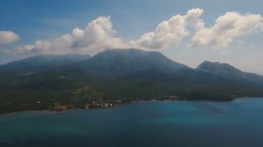 Anteni ile volkanik kum plaj tropikal adada güzel sahil şeridi görüntüleyin. Camiguin Adası Filipinler.