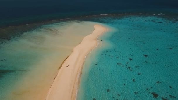 Piękny widok z lotu ptaka plaży na tropikalnej wyspie. Camiguin island, Filipiny. — Wideo stockowe