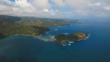 Tropik ada, plaj, kayalar ve dalgalar deniz manzarası. Catanduanes, Filipinler.