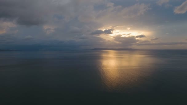 Hermosa puesta de sol sobre el mar, vista aérea.Catanduanes — Vídeo de stock