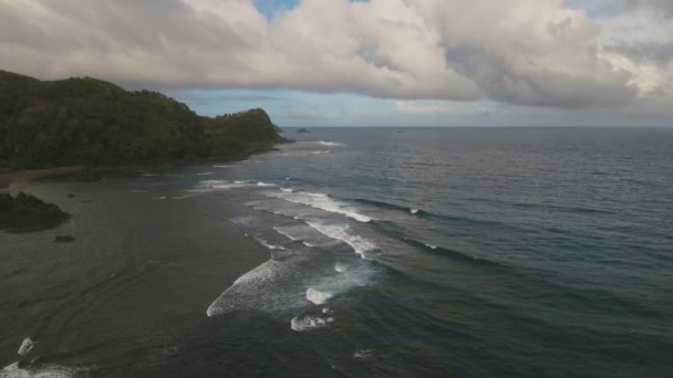 Морской пейзаж с тропическим островом, пляжем, скалами и волнами. Катандуанес, Филиппины . — стоковое видео