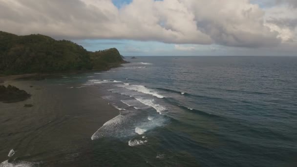 Tropik ada, plaj, kayalar ve dalgalar deniz manzarası. Catanduanes, Filipinler. — Stok video