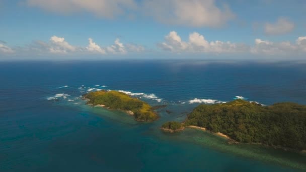 Vista aérea Paisaje marino con isla tropical, playa, rocas y olas. Catanduanes, Filipinas . — Vídeos de Stock