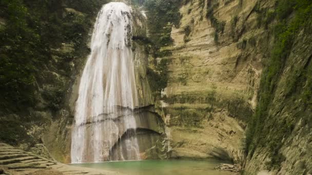 Bella cascata tropicale. Filippine Isola di Cebu . — Video Stock