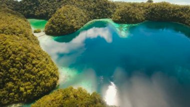 Havadan görünümü tropikal lagün, deniz, plaj. Tropik ada. Siargao, Türkiye.