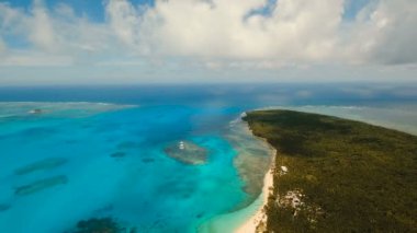Havadan görünümü güzel plaj tropikal adada. DACO Adası, Filipinler, Siargao.