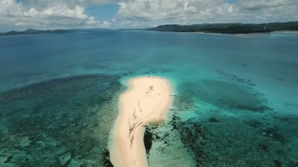 Mooie luchtfoto strand op het tropische eiland. Siargao island, Filippijnen. — Stockvideo