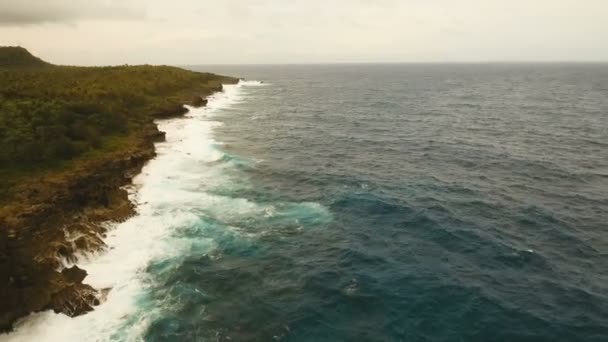 Letecký pohled na útesy a vlnu. Filipíny, Siargao. — Stock video