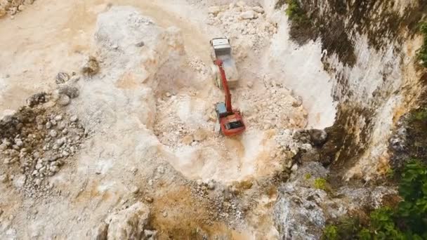 L'escavatore carica camion in cava. Filippine, Siargao . — Video Stock