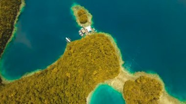 Hava manzaralı tropikal göl, deniz, sahil. Bucas Grande Adası, Sohoton Koyu. Filipinler.