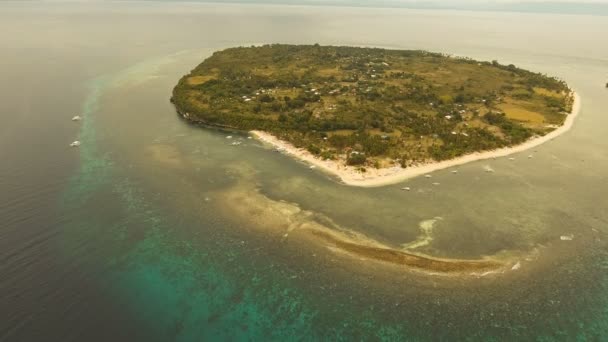 Vista aérea hermosa playa en una isla tropical. Filipinas, Pamilacan . — Vídeo de stock