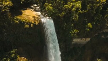 Güzel tropik şelale. Filipinler Bohol Adası.