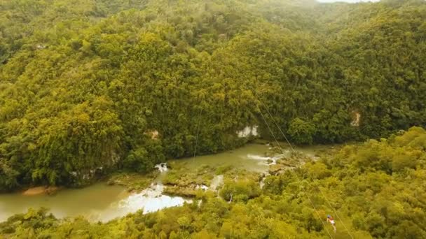 Zipline da atração na selva na ilha de Bohol, Filipinas . — Vídeo de Stock
