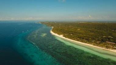 Hava güzel bir plaj tropikal bir adada görüntüleyin. Filipinler, Bohol.