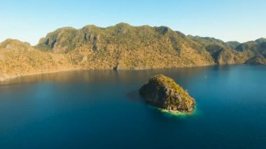 Hava manzaralı tropikal göl, deniz, sahil. Tropikal ada. Busuanga, Palawan, Filipinler.