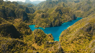 Dağ lake Kayangan tropik bir adada, Filipinler, Coron, Palawan.