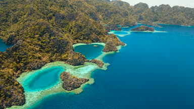 Hava manzaralı tropikal göl, deniz, sahil. Tropikal ada. Busuanga, Palawan, Filipinler.