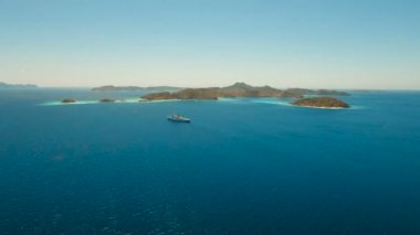 Hava manzaralı tropikal göl, deniz, sahil. Tropikal ada. Busuanga, Palawan, Filipinler.