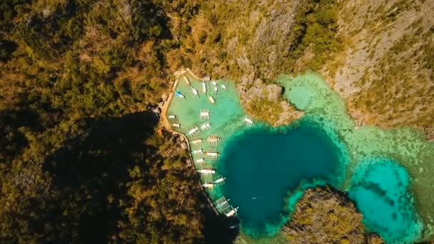 Lagune magnifique dans le lac Kayangan, Philippines, Coron, Palawan . — Video