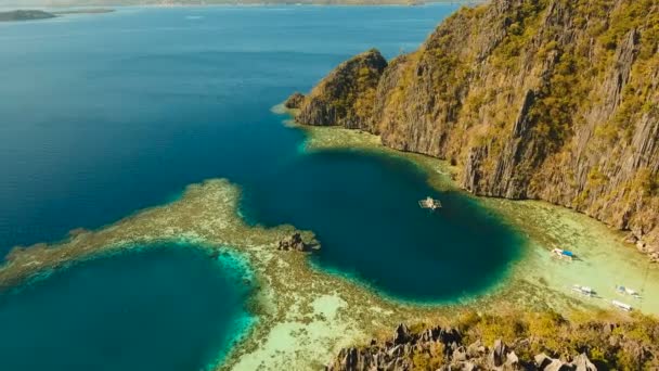 Vue aérienne Lagune jumelle, mer, plage. Île tropicale. Busuanga, Palawan, Philippines . — Video