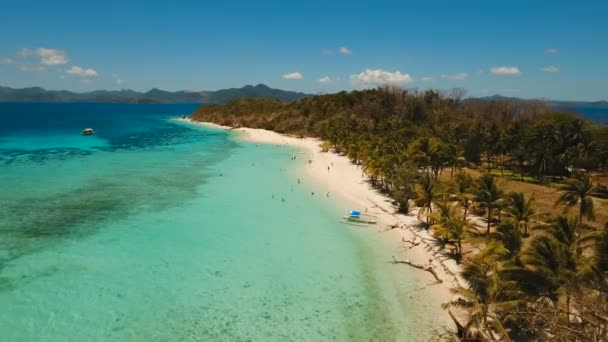 Vista aérea hermosa playa en una isla tropical Malcapuya. Filipinas . — Vídeo de stock