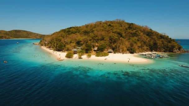 Uitzicht vanuit de lucht prachtig strand op een tropisch eiland Banaan. Filippijnen. — Stockvideo