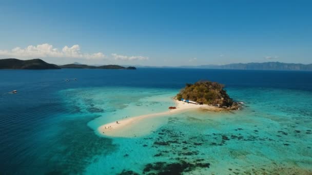 Αεροφωτογραφία όμορφη παραλία σε ένα τροπικό Bulog Dos Island. Φιλιππίνες. — Αρχείο Βίντεο
