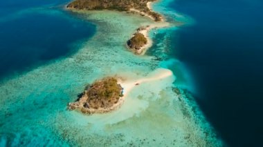 Tropikal Bulog Dos Adası 'ndaki hava manzaralı güzel bir sahil. Filipinler.