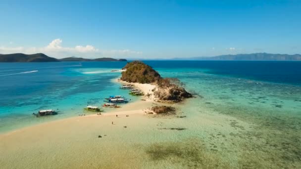 Εναέρια προβολή όμορφη παραλία σε ένα τροπικό νησί. Coron, Παλαουάν, Φιλιππίνες. — Αρχείο Βίντεο