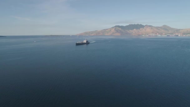 Морской залив с грузовыми кораблями. — стоковое видео
