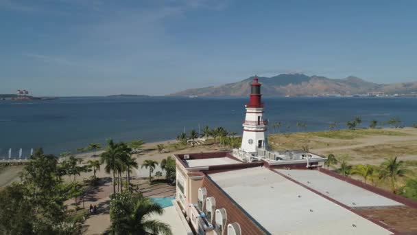 Plaj ve deniz feneri sahil şeridine. — Stok video