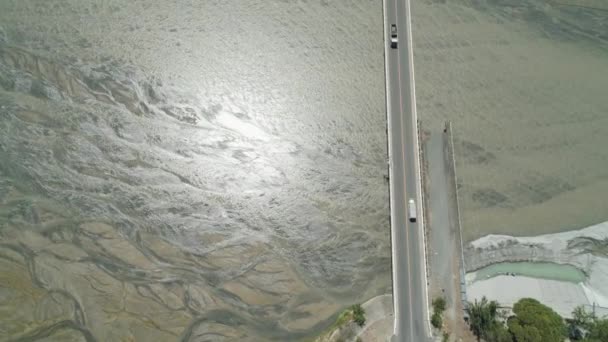 Pont sur la rivière .