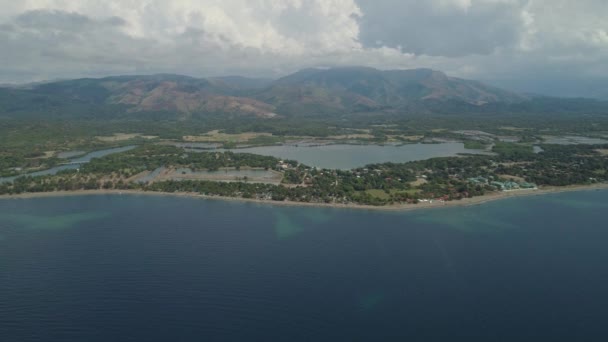 Moře s pláží a hotel, Filipíny, Luzon — Stock video