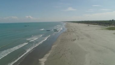 Geniş plaj adanın Luzon, Filipinler.