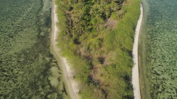 Tropical île de Tanduyong avec plage. — Video