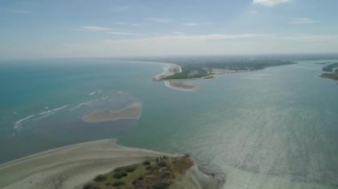 Luzon, Filipinler Adası tropik sahilde.