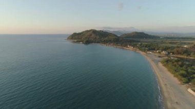 Gün batımında deniz manzarası.