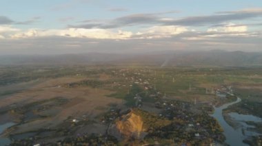Tropikal peyzaj dağ Vadisi köyleri ve tarım arazileri ile.